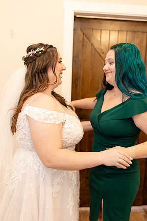 C08A0113WEDDING getting ready