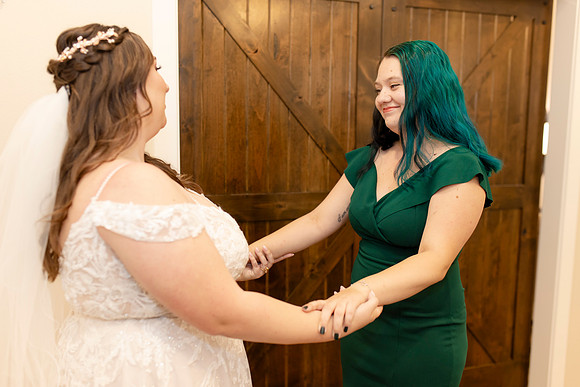 C08A0124WEDDING getting ready