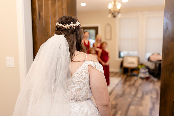 C08A0146WEDDING getting ready