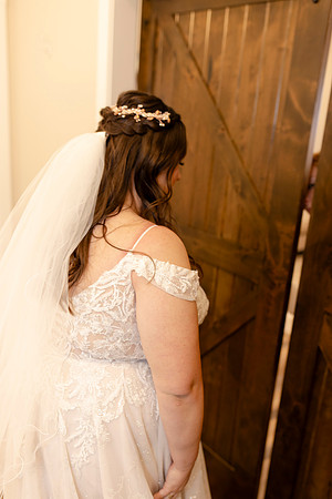 C08A0138WEDDING getting ready