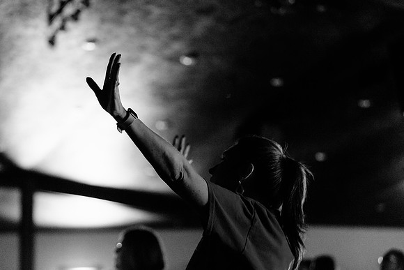 C08A1121CHURCH PHOTOGRAPHY-DeNoiseAI-low-LIGHT bw
