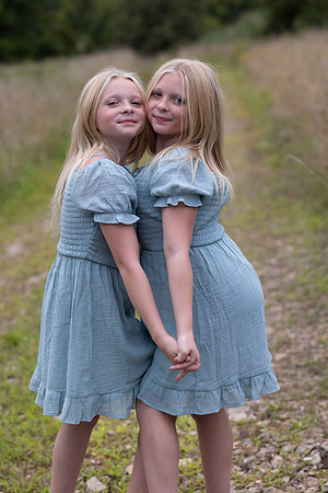 C08A1023sister shoot
